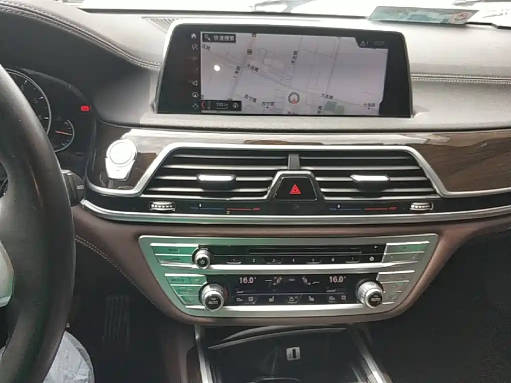 BMW 7 Series 2017 — фото 13