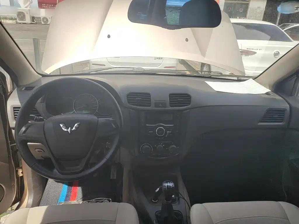 Wuling Hongguang 2015