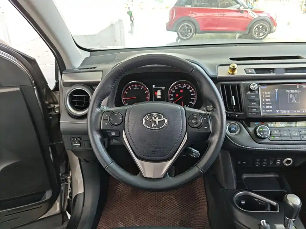 Toyota RAV4 2017 — фото 11