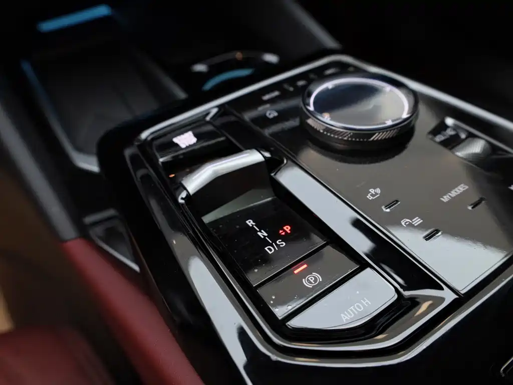 BMW 5 Series 2025 — фото 11