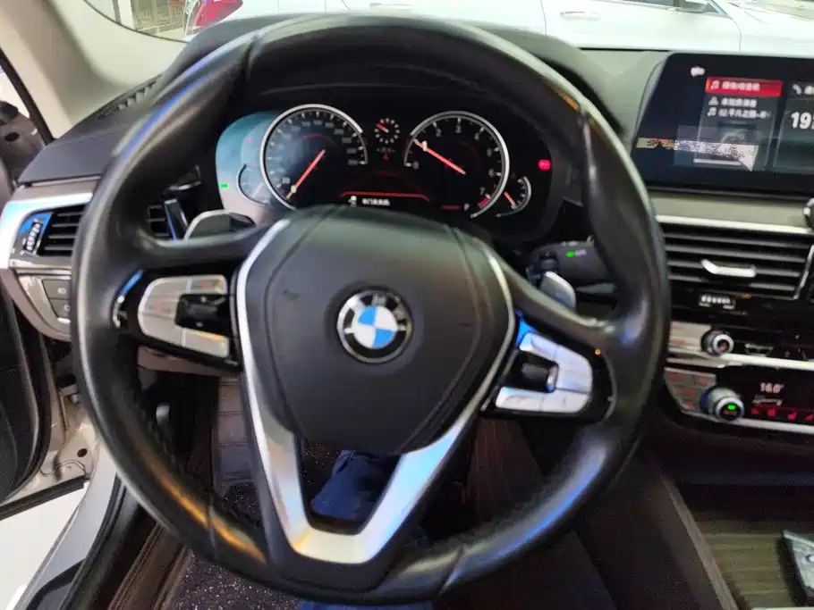 BMW 5 Series 2018 — фото 15