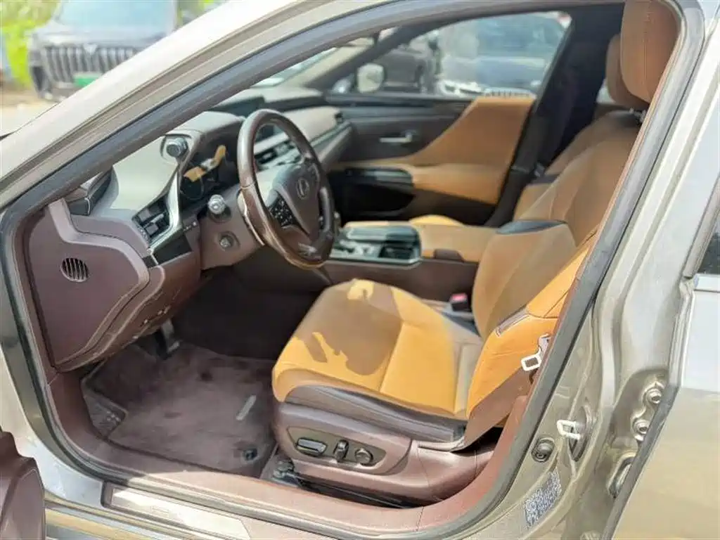 Lexus ES 2021