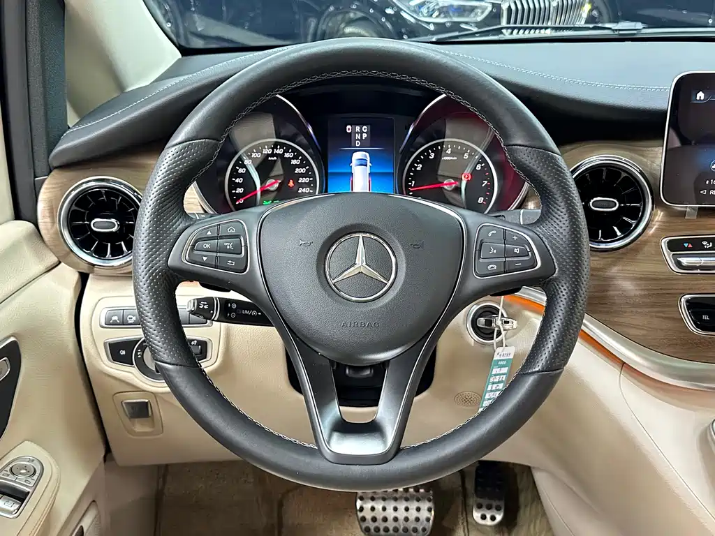 Mercedes-Benz V-Class 2023 — фото 19