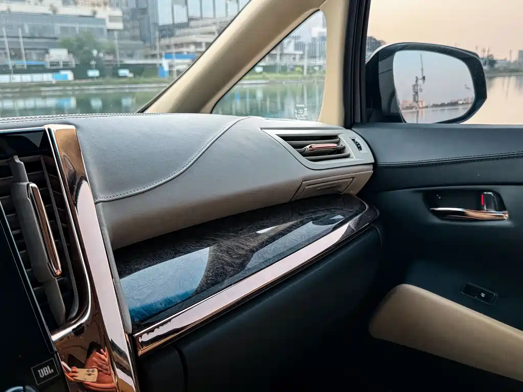 Toyota Alphard 2023 — фото 13