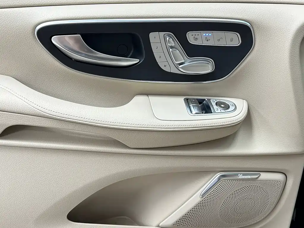 Mercedes-Benz V-Class 2023 — фото 21