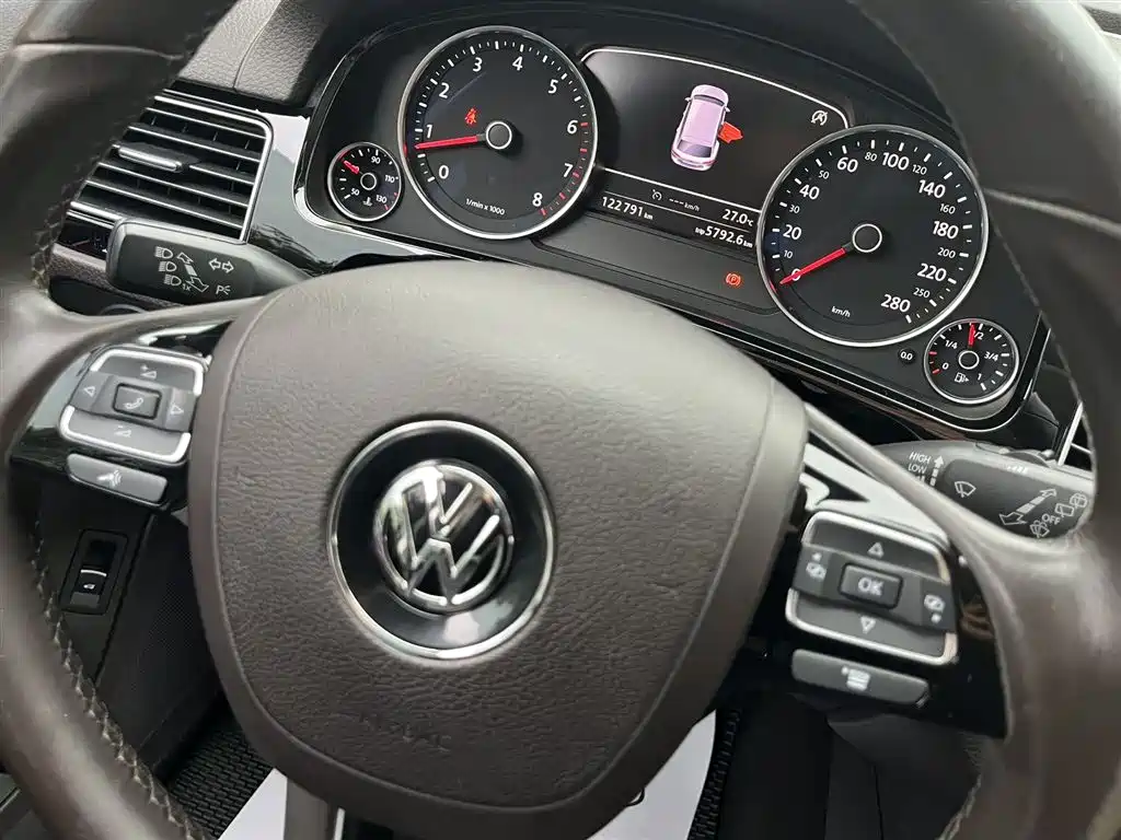 Volkswagen Touareg 2016 — фото 10