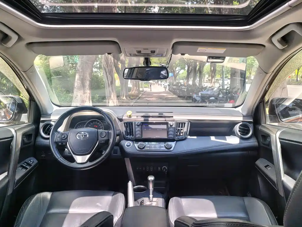 Toyota RAV4 2016 — фото 11