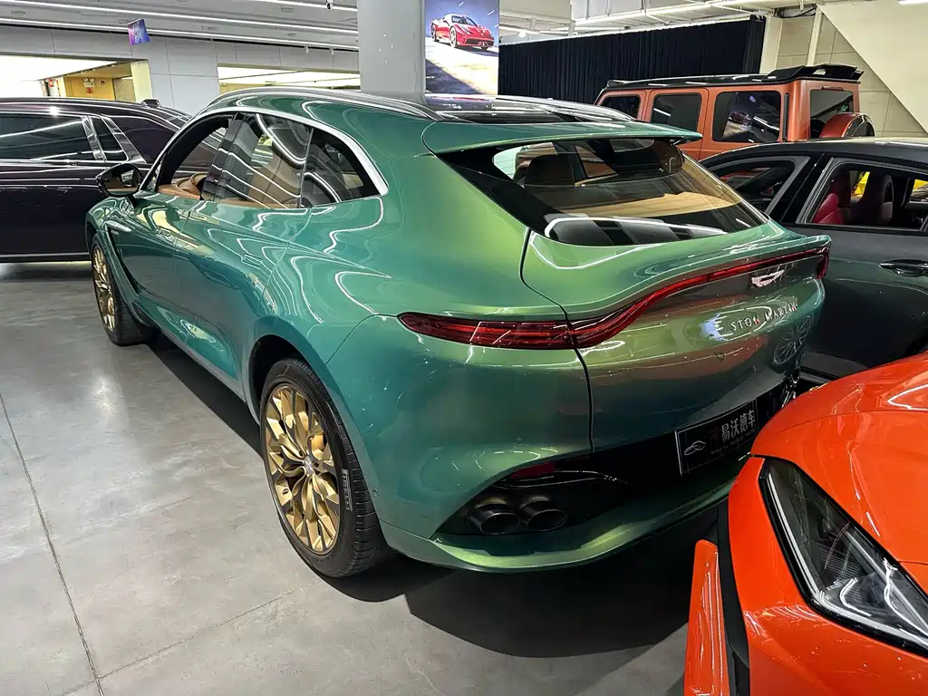 Aston Martin DBX 2023