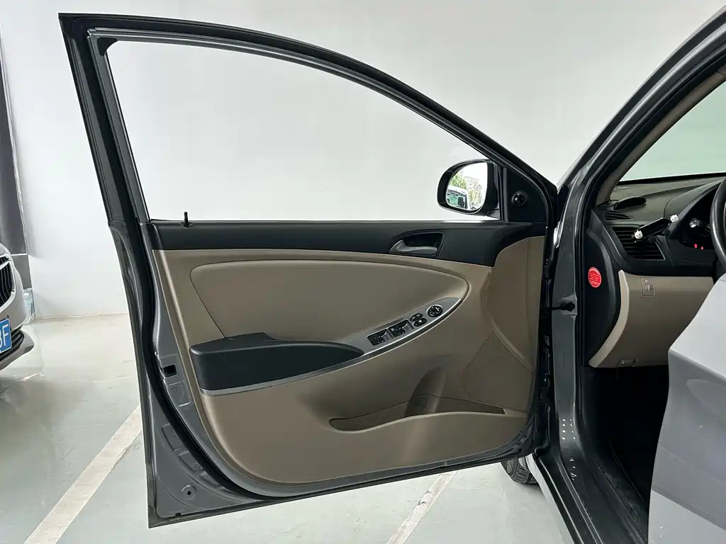 Hyundai Verna 2015 — фото 21
