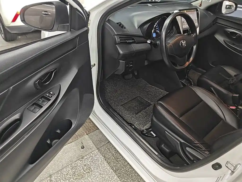 Toyota Yaris L 2017 — фото 16