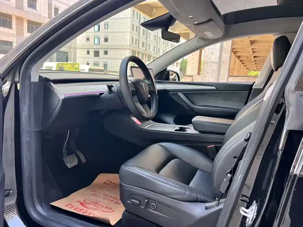 Tesla Model Y 2024