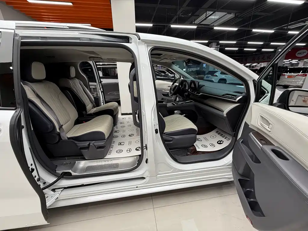 Toyota Sienna 2023 — фото 12