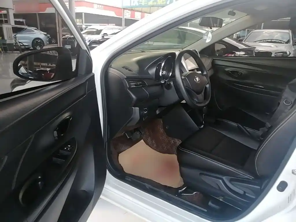 Toyota Yaris L 2019 — фото 16