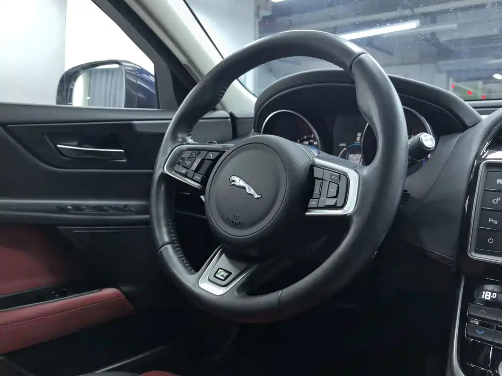 Jaguar XE 2016 — фото 9