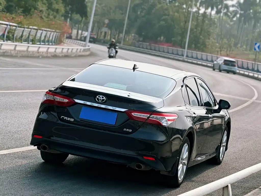 Toyota Camry 2021 — фото 7