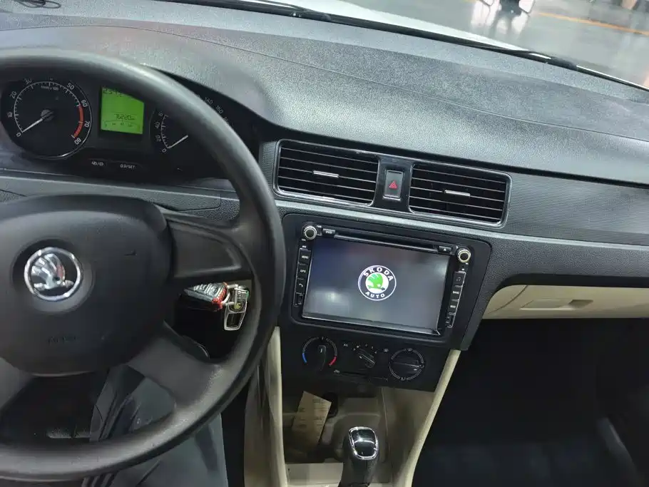 Skoda Rapid 2014 — фото 12
