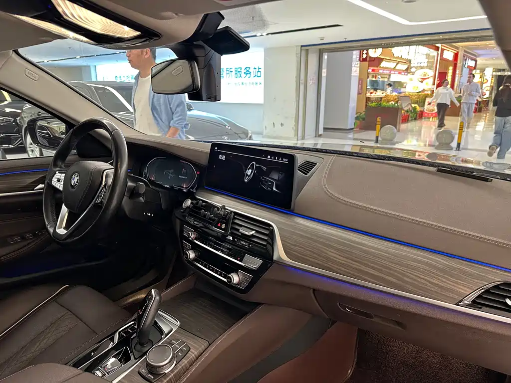 BMW 5 Series 2021 — фото 13