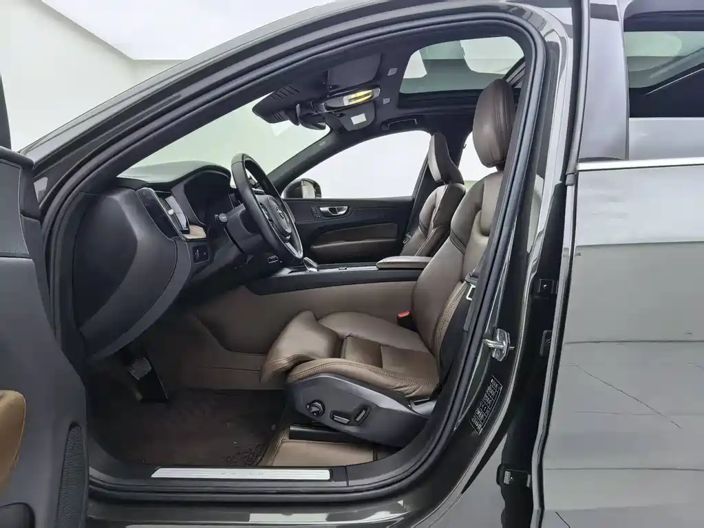 Volvo XC60 2022 — фото 14