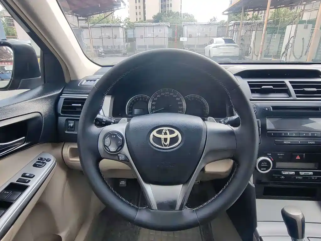 Toyota Camry 2012 — фото 15