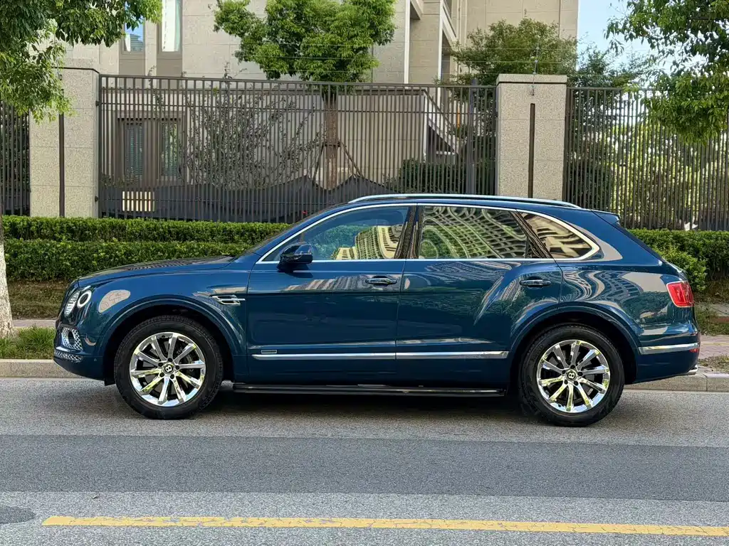 Bentley Bentayga 2019 — фото 11
