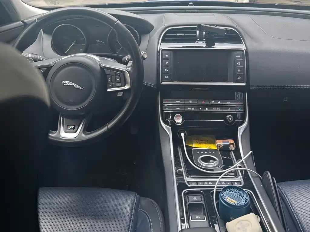 Jaguar XE 2017 — фото 11