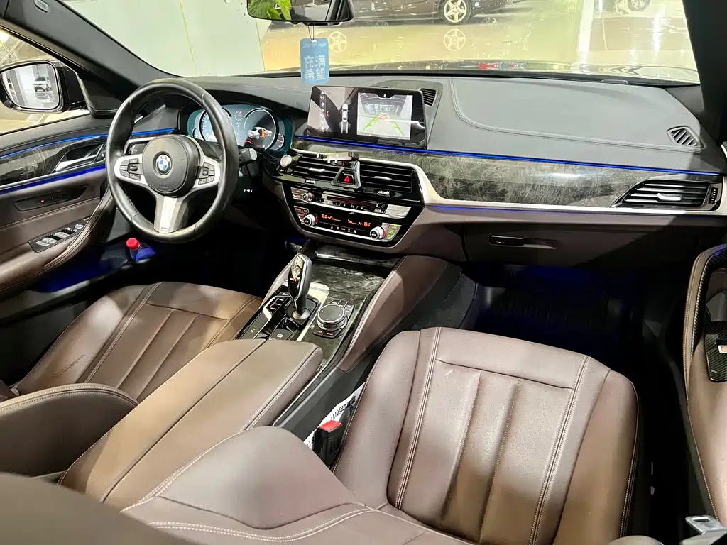 BMW 5 Series 2018 — фото 11