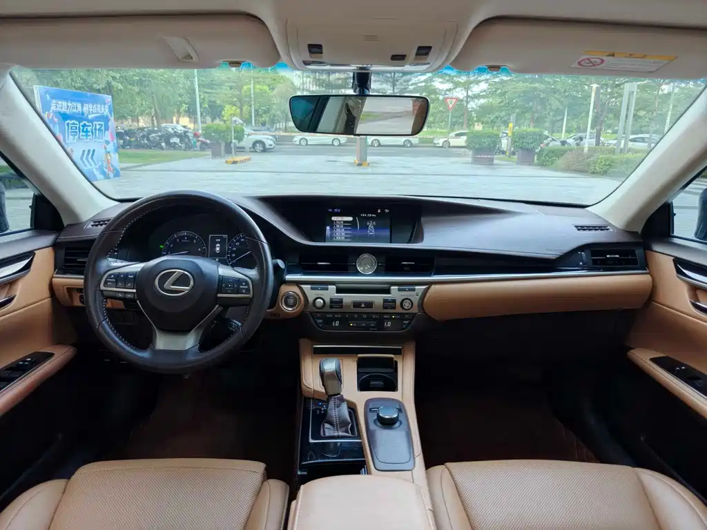 Lexus ES 2017 — фото 12