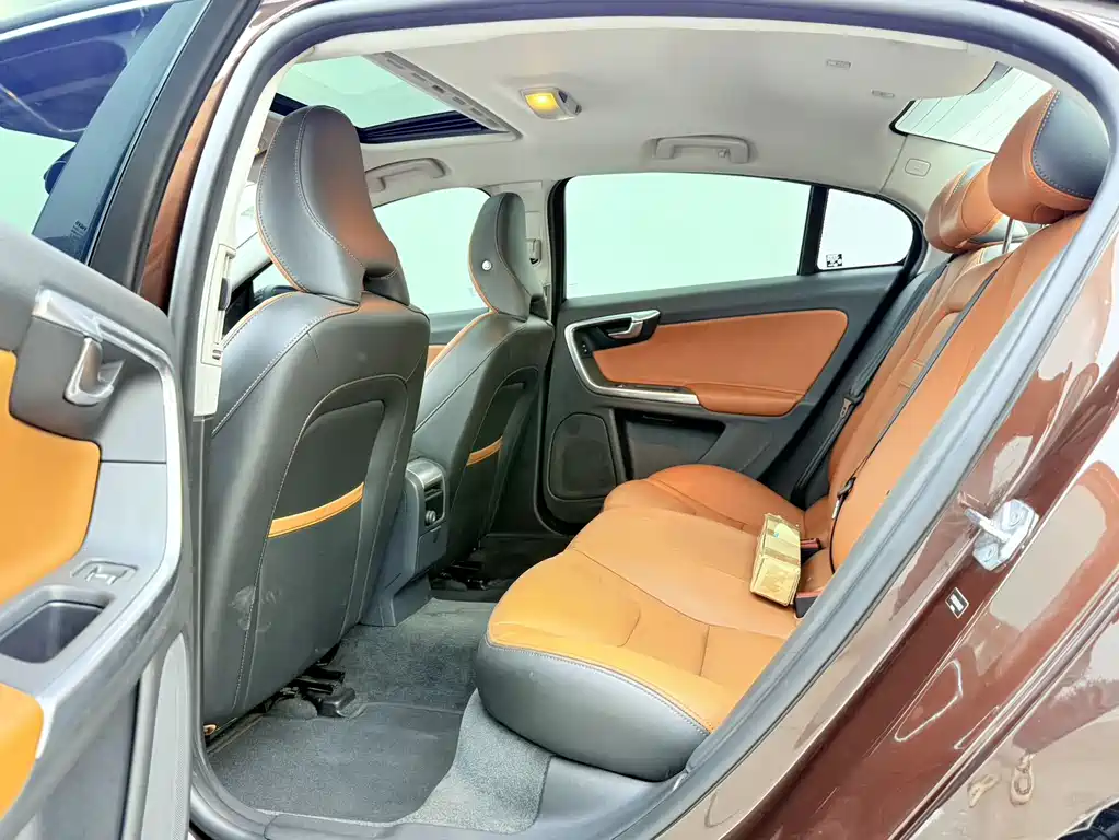 Volvo S60 2017 — фото 11