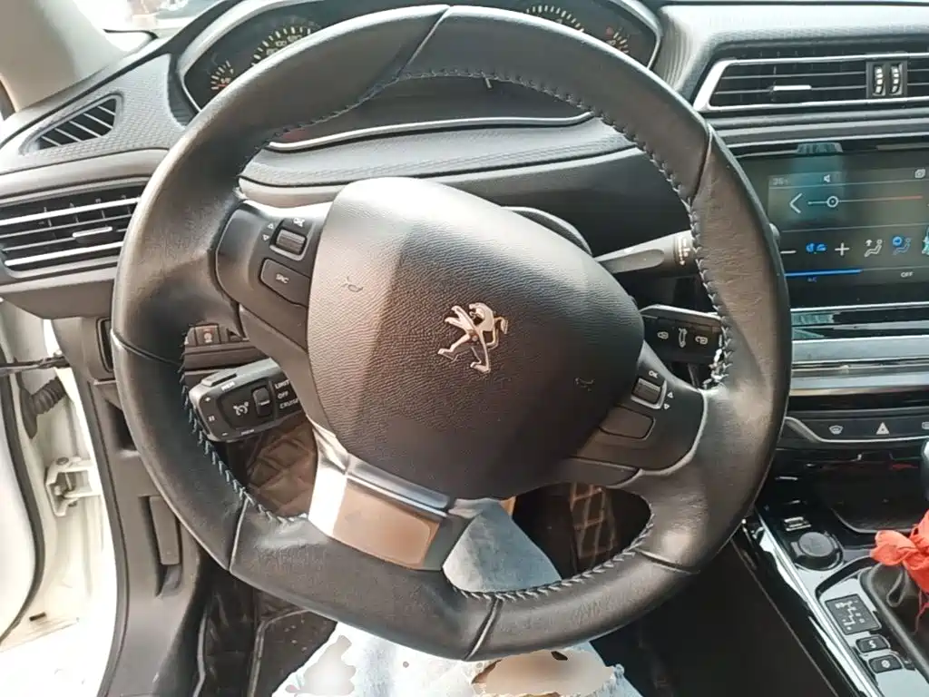 Peugeot 308 2019 — фото 11