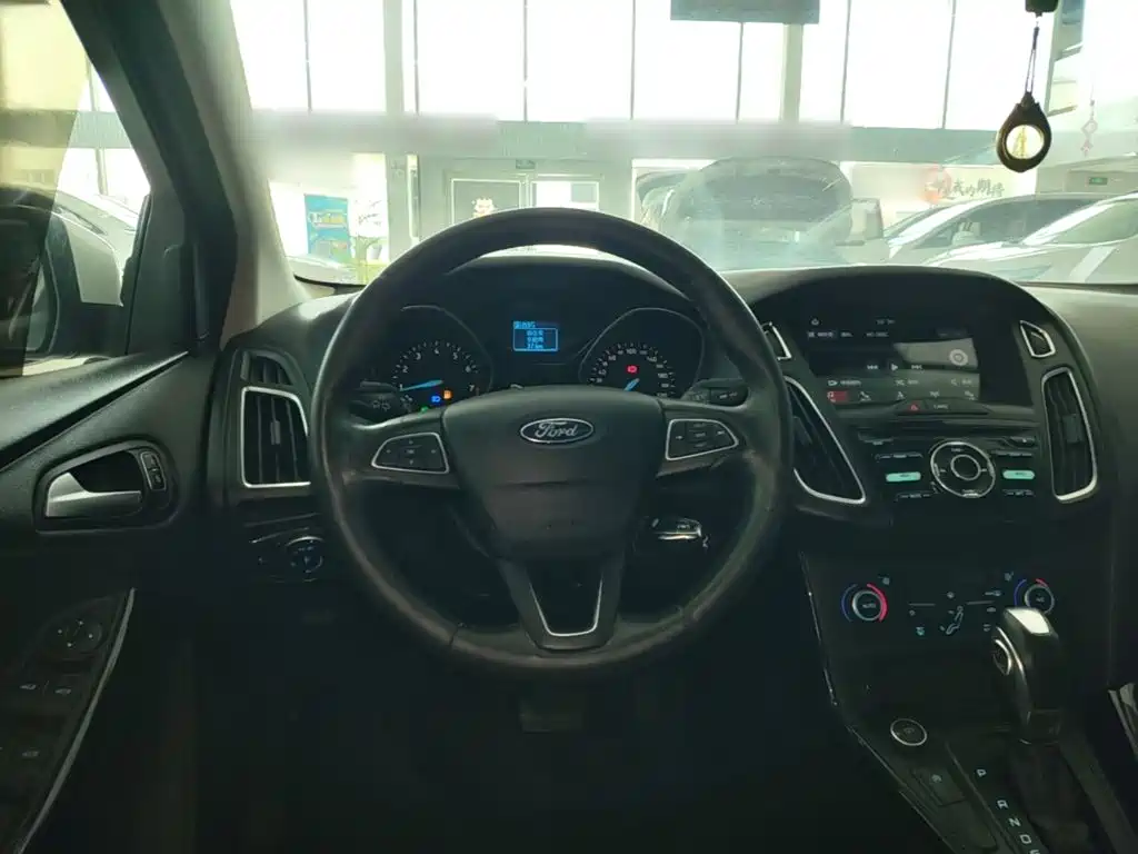 Ford Focus 2018 — фото 11
