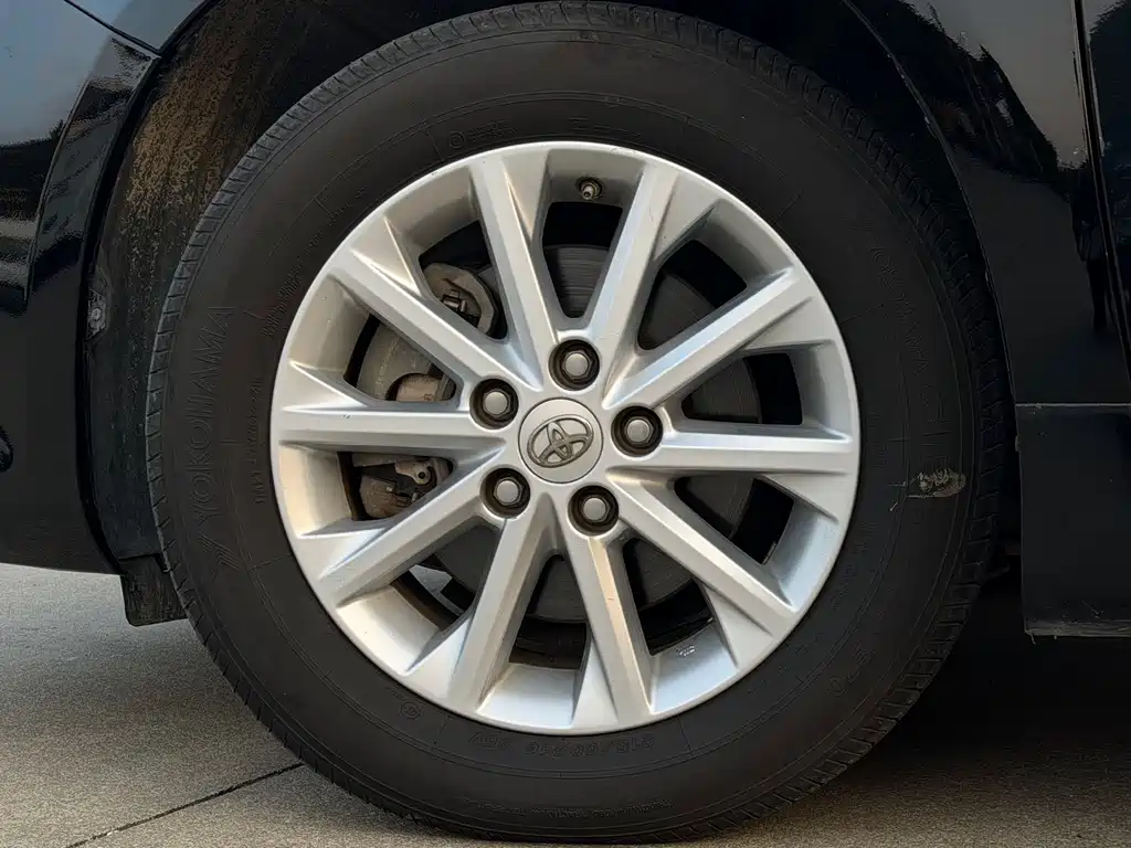Toyota Camry 2016 — фото 24
