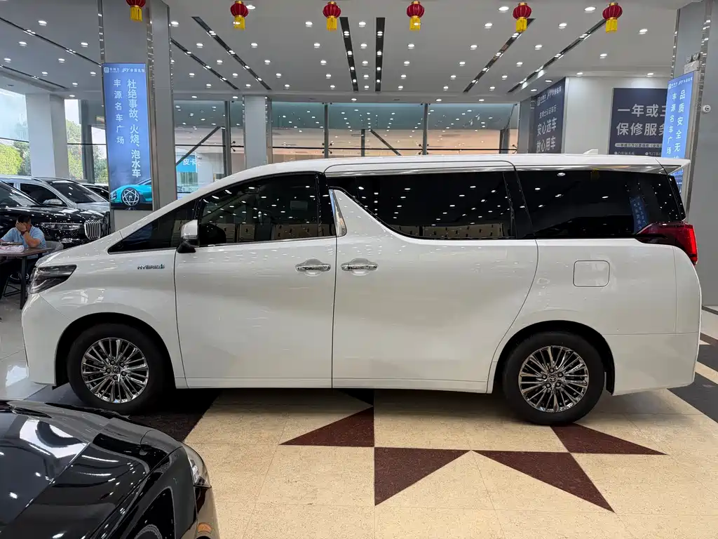 Toyota Alphard 2022 — фото 26
