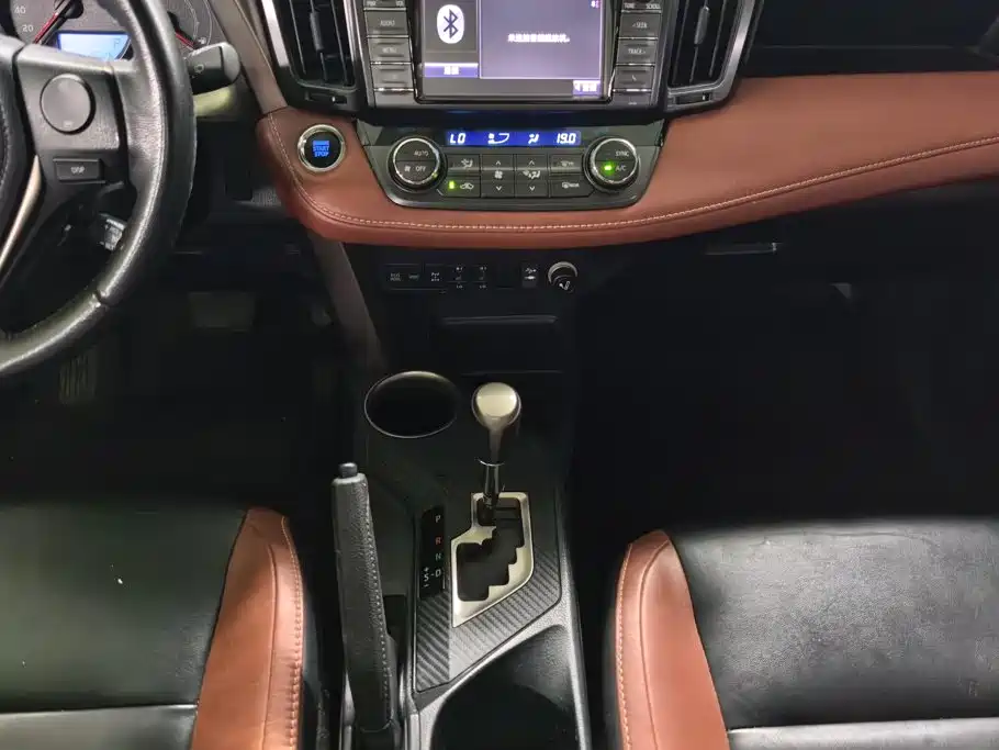 Toyota RAV4 2016 — фото 16