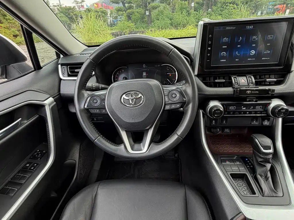 Toyota RAV4 2021 — фото 10
