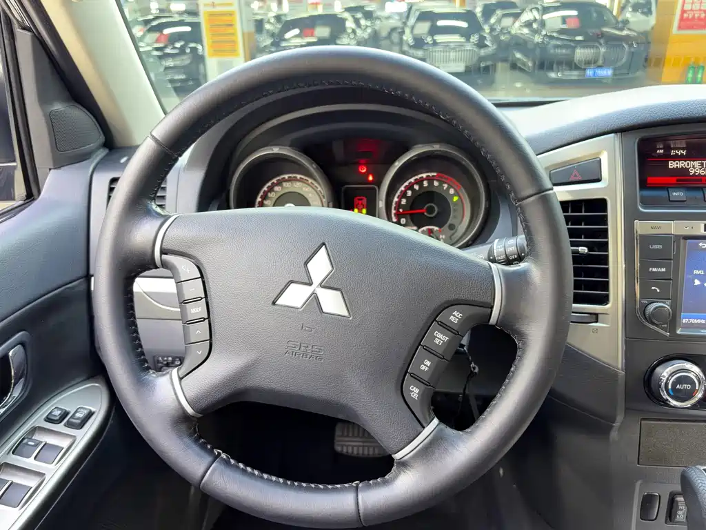 Mitsubishi Pajero 2017 — фото 17