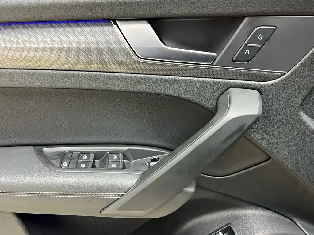 Audi Q5L 2023 — фото 19