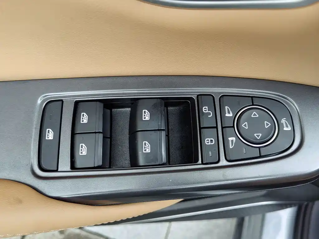 BYD L DM-i 2024 — фото 15