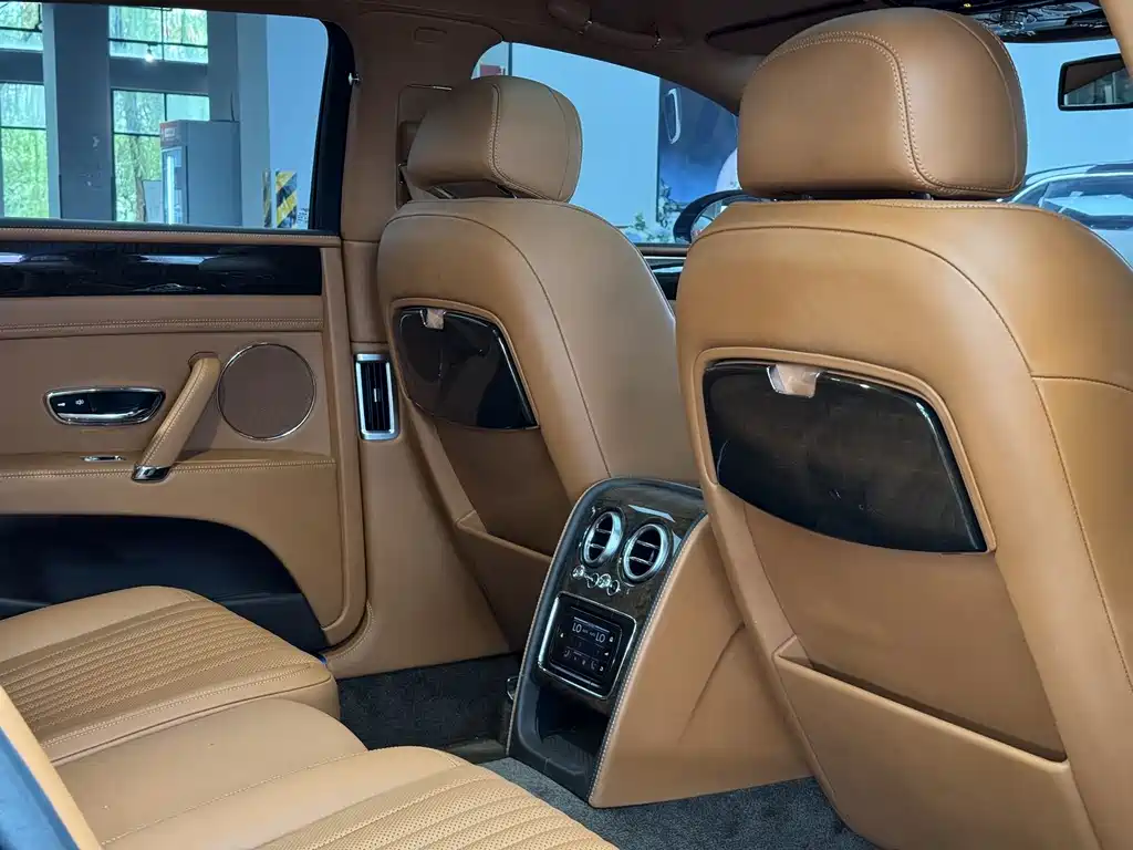 Bentley Flying Spur 2018 — фото 15