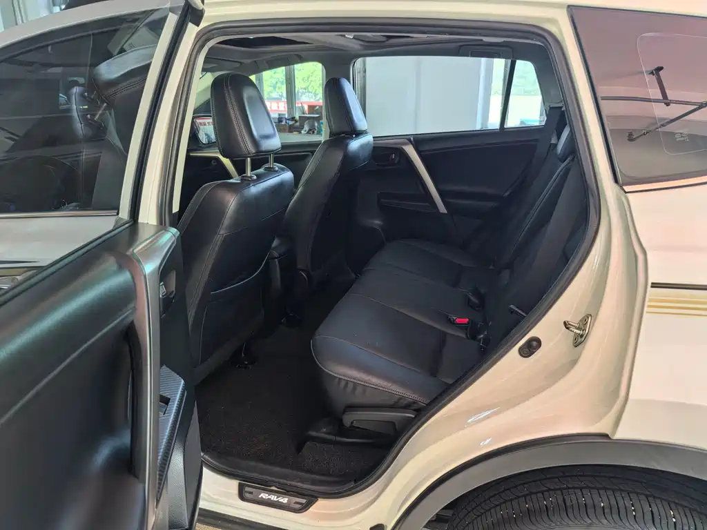 Toyota RAV4 2015 — фото 8
