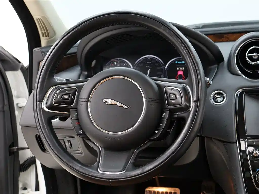 Jaguar XJ 2014 — фото 15