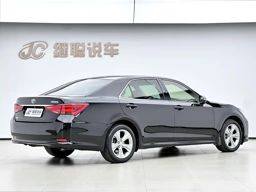 Toyota Crown 2017 — фото 13