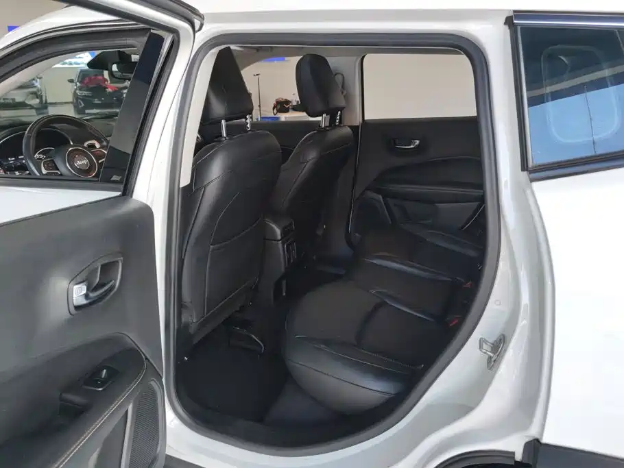 Jeep Compass 2018 — фото 11