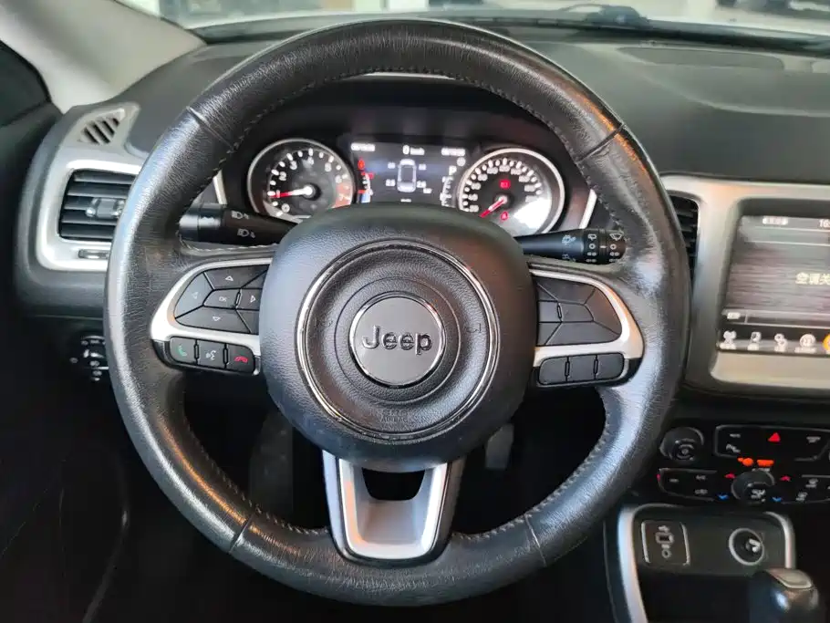 Jeep Compass 2018 — фото 15