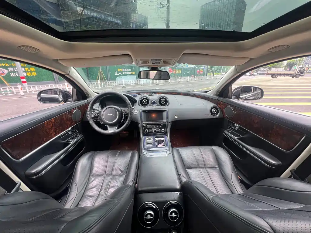 Jaguar XJ 2012 — фото 16