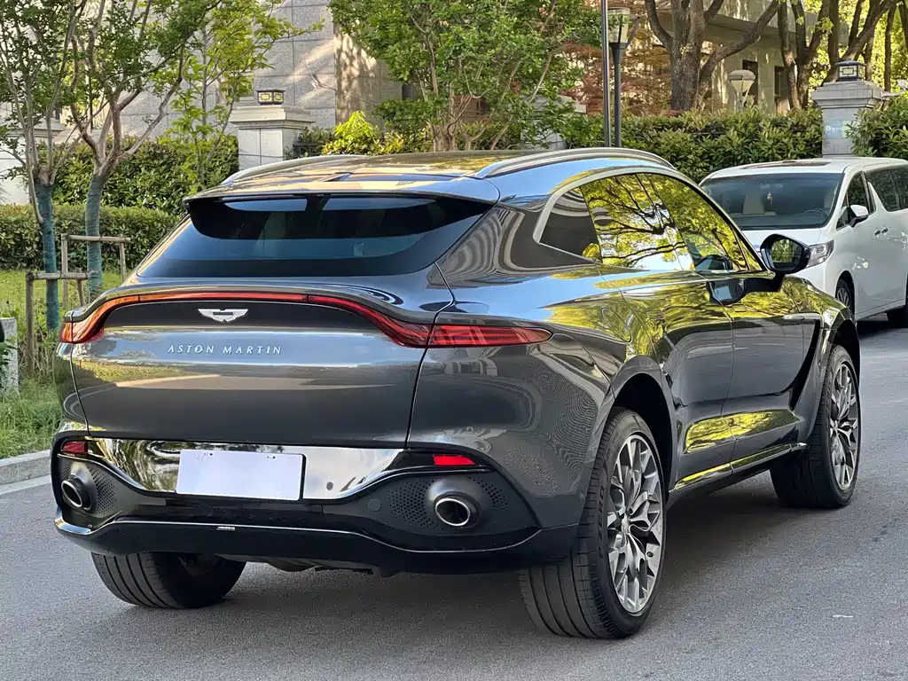 Aston Martin DBX 2024
