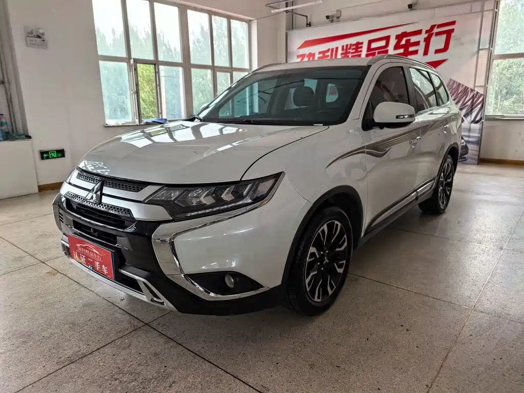 Mitsubishi Outlander 2021 — фото 1