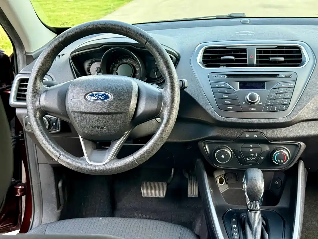 Ford Escort 2019 — фото 14