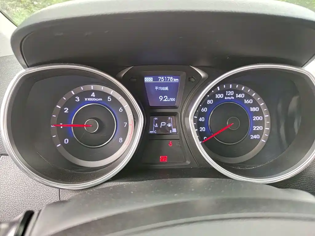 Hyundai Elantra 2015 — фото 12
