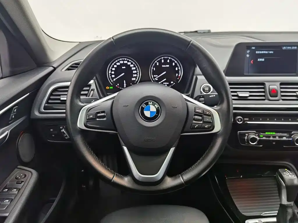 BMW 1 Series 2017 — фото 11