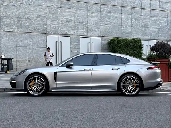 Porsche Panamera 2021